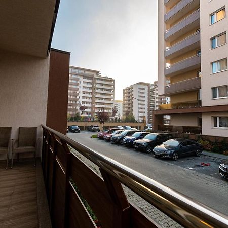 Yan Apartment - Near Mall & Free Private Parking Brasov Bagian luar foto