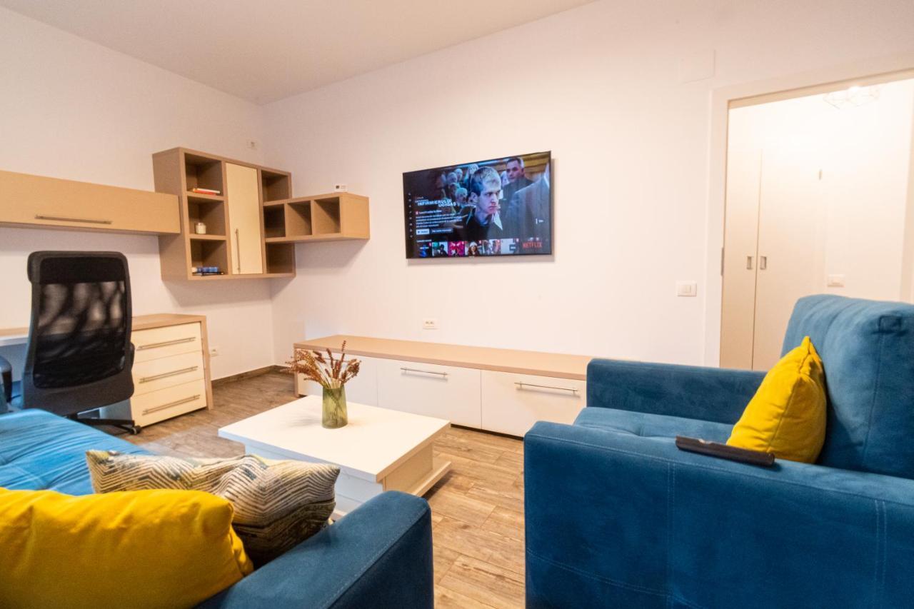 Yan Apartment - Near Mall & Free Private Parking Brasov Bagian luar foto