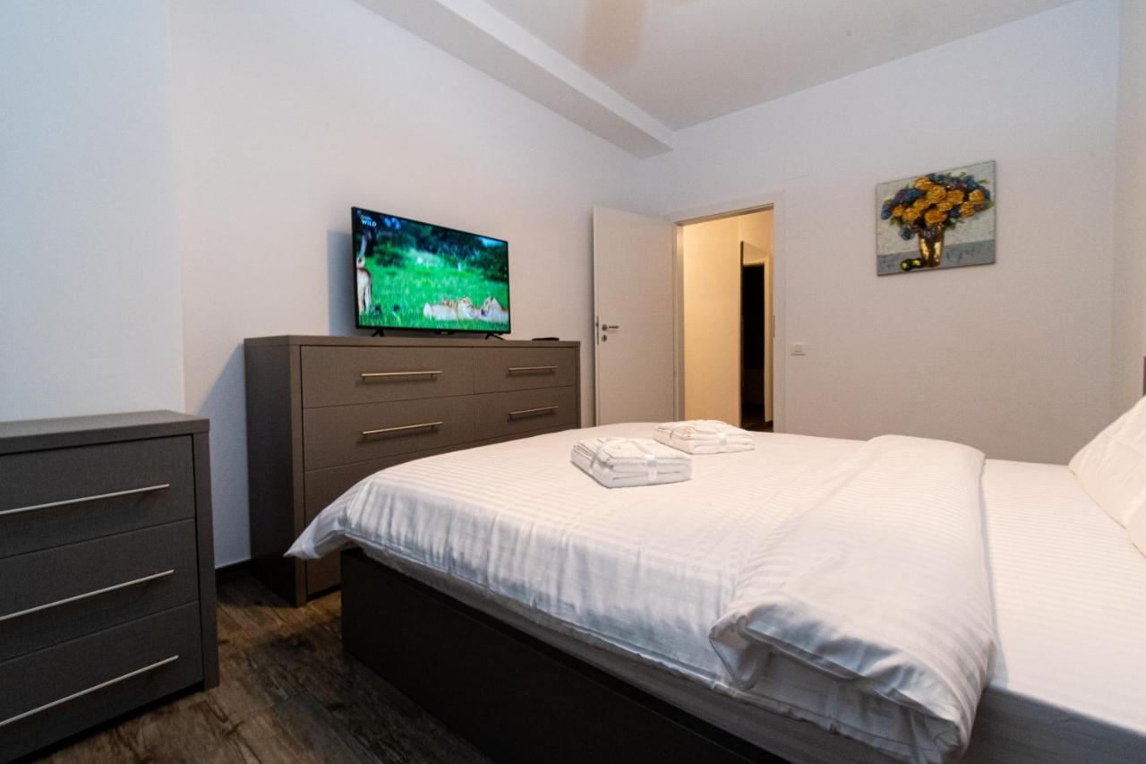 Yan Apartment - Near Mall & Free Private Parking Brasov Bagian luar foto