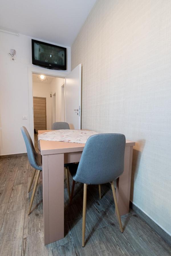 Yan Apartment - Near Mall & Free Private Parking Brasov Bagian luar foto