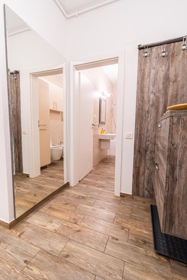 Yan Apartment - Near Mall & Free Private Parking Brasov Bagian luar foto