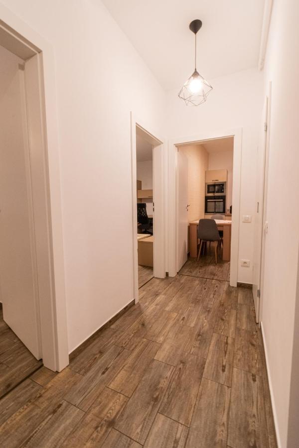 Yan Apartment - Near Mall & Free Private Parking Brasov Bagian luar foto