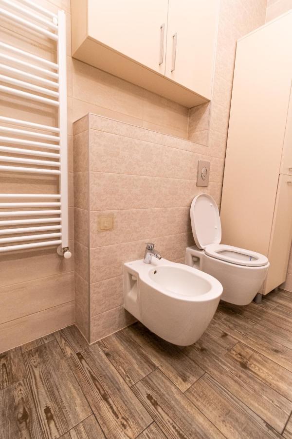 Yan Apartment - Near Mall & Free Private Parking Brasov Bagian luar foto