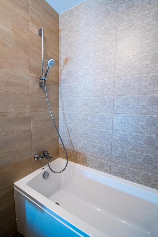 Yan Apartment - Near Mall & Free Private Parking Brasov Bagian luar foto