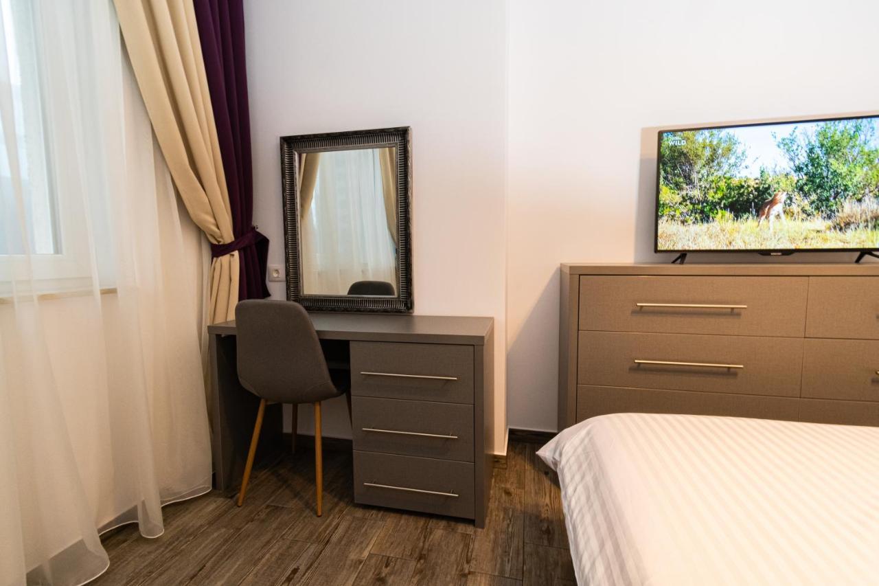 Yan Apartment - Near Mall & Free Private Parking Brasov Bagian luar foto
