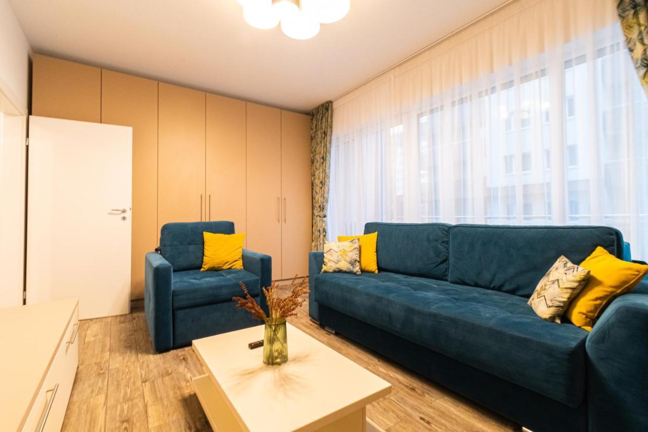 Yan Apartment - Near Mall & Free Private Parking Brasov Bagian luar foto
