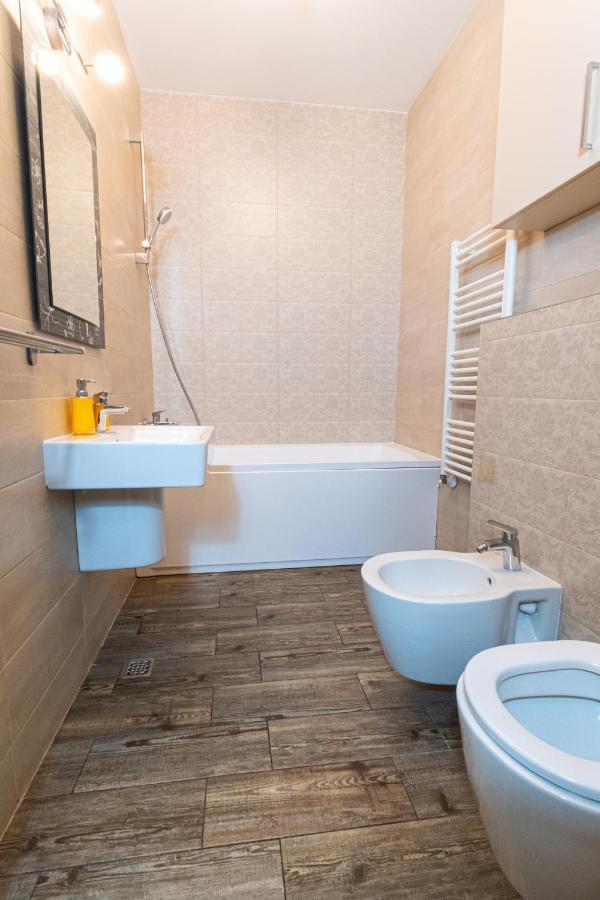 Yan Apartment - Near Mall & Free Private Parking Brasov Bagian luar foto