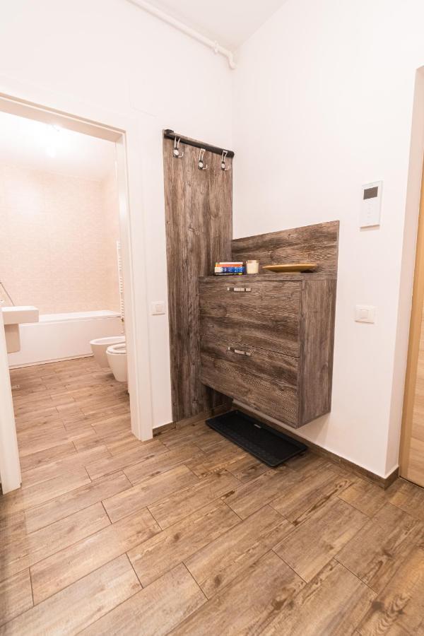 Yan Apartment - Near Mall & Free Private Parking Brasov Bagian luar foto