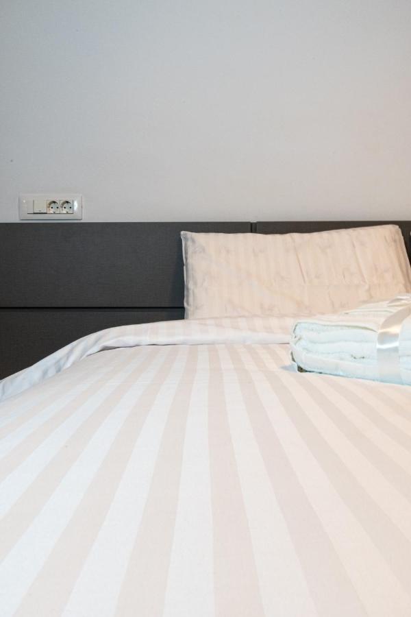 Yan Apartment - Near Mall & Free Private Parking Brasov Bagian luar foto